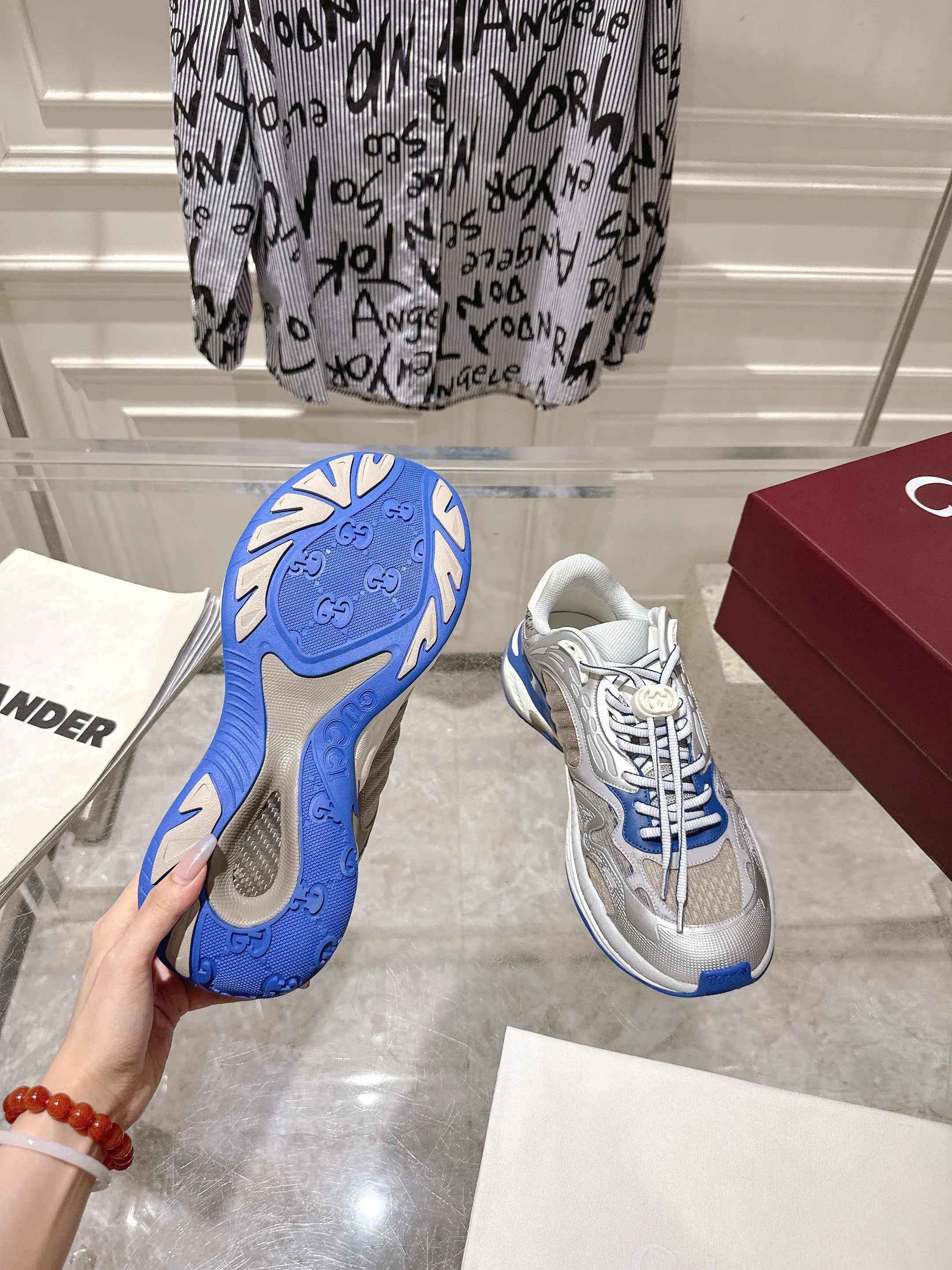 👟👟Ex-factory price 980👟👟Upgraded version with airplane case Gucci Gucci 25ss hot new style couple style retro sports shoes dad shoes This Gucci 2.0 reinterprets the brand's iconic striped webbing elements. This new interpretation of iconic details uses EVA thick soles with a smart silhouette, bringing a stable and comfortable wearing experience. Delivered in exquisite packaging. Fabric: Made of original imported cowhide/technical fabric. Inner foot pad: Breathable mesh. Heel height: 4cm. Sole: Original customized ultra-light foam rubber outsole. Size: 35-45 (women's size 40, men's size 45, custom-made, non-returnable)